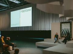 Habitaren 2025 päälavalla on keskiviikosta alkaen kuultu asumiseen, muotoiluun ja sisustamiseen liittyvää ohjelmaa Ida Kukkapuron juontamana. Perjantai-iltana designkatsomo muuntuu kisakatsomoksi, jossa jännitetään Susijengin ottelua Saksan kanssa kello 17 alkaen. Kuva: Habitare / Henry Vogt