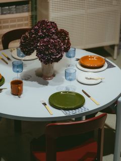 Habitaressa nähtiin ensimmäistä kertaa omalla osastollaan Finnish Design Shop, joka on maailman suurin pohjoismaiseen muotoiluun keskittynyt verkkokauppa. Finnish Design Shop with HAY -osastolla esiteltiin ja myytiin tanskalaisbrändin kiinnostavimpia uutuuksia ja rakastetuimpia klassikoita. Kuva: Habitare / Henry Vogt.