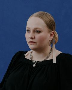 Vuoden nuori suunnittelija 2025 Enni Lähderinne haluaa suunnittelijana tuoda muodin kentälle uusia ääniä: erilaisia taustoja, kehollisia tarinoita ja näkökulmia. “Muoti on media, jota kaikki käyttävät, vaikka eivät tiedosta sitä. Jos alalle pääsee monenlaisia ihmisiä, se vaikuttaa siihen, miten kohtaamme toisemme arjessa. Se on viesti, jota haluan viedä eteenpäin”, hän pohtii.