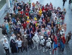 "Comic Conit ovat paitsi viihdetapahtumia myös yhteisöjä, jotka kokoavat samanhenkiset fanit yhteen. Tapahtuma tarjoaa mahdollisuuden kohdata omat esikuvat ja jakaa oma intohimo muiden kanssa", sanoo tapahtuman tuottaja Ida Kuningas