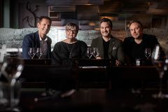 Vas. Sinuhe Wallinheimo, kansanedustaja (Kok.) ja eduskunnan tulevaisuusvaliokunnan jäsen, Johanna Mäkelä, ruokakulttuurin professori, Helsingin yliopisto, Ravintoloitsija ja mediapersoona Henri Alén, Tommi Tuominen, palkittu ravintoloitsija ja huippukokki (Demo, Finnjävel).