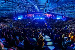 Mässcentrum Arena omfattar ett läktarsystem för 5 000 personer. De hopfällbara och lättflyttade elementen möjliggör att utrymmena kan omvandlas från idrottsevenemang till seminarier och kongresser, konserter till middagar och galor. Den nya arenan syns nästa gång på huvudscenen vid Helsingfors bokmässa i oktober och på Helsinki International Horse Show i februari–mars 2026. Bild: Nordic Business Forum 2025.