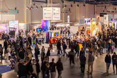 Studia vastaanottaa kävijänsä yli 150 näytteilleasettajan voimin.