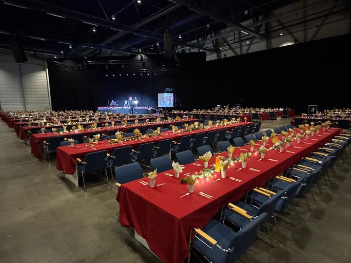 2000 juhlavieraalle suunnitellaan ja varustetaan lämmin ja turvallinen juhlatila, jossa on paikat ruokailulle, ohjelmalle, esiintyjille ja suurkeittiölle.