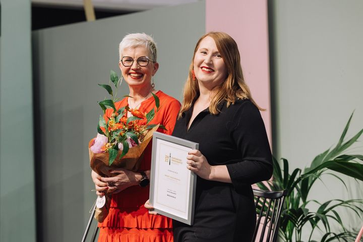 Vuonna 2025 palkinnon voitti Pakkasmarja Oy, vasemmalla toimitusjohtaja Arja Kastarinen ja oikealla kaupallinen johtaja Netta Tikkanen.