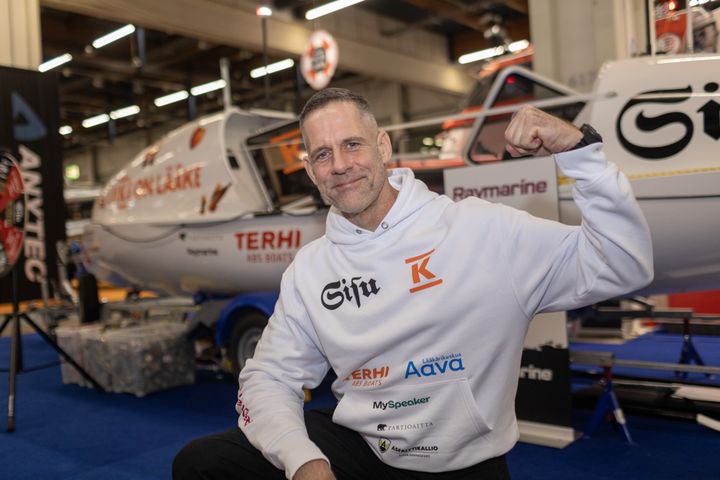 Valtamerisoutaja Jari Saario oli esittelemässä venettään Vene 25 Båt -messuilla. Nyt Saario esiintyy avajaispäivänä venemessuilla ja kertoo valtamerisoudustaan.