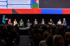 Puoluejohtajien keskustelussa puitiin muun muassa sitä, mikä on koulutusjärjestelmän rooli yhteisöllisyyden ja jaetun arvopohjan rakentajana.