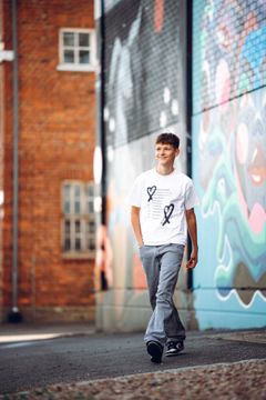 Somevaikuttaja Leevi Ikävalko hurmaa seuraajansa energisellä esiintymisellään ja rennolla huumorillaan.