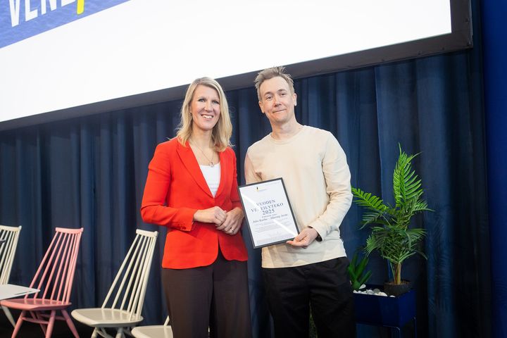 Ympäristö- ja Ilmastoministeri Sari Multala jakoi palkinnon Juho Karhulle