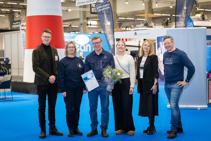 Tuomaristo ja palkinnon saajan Fishheartin  Marko Virtanen ja Minna Toivonen.