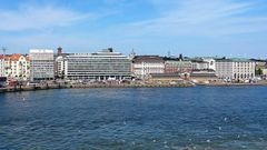 Alt-teksti: Näkymä Helsingin Etelärannasta, jossa näkyy moderni rakennus merenrannalla.