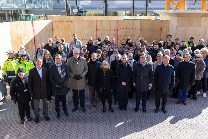 Invigningen av byggarbetsplatsen för Mässcentrum Solar firades onsdagen den 8 april 2026. Hedergästen var Helsingfors borgmästare Daniel Sazonov. Foto: Helsingfors Mässcentrum / Pekka Hannila