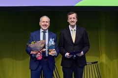 Kemian Päivien Säätiön hallitus on myöntänyt vuoden 2026 Kemian Seurojen palkinnon teknologia- ja innovaatiojohtaja, tekniikan tohtori Lars Peter Lindforsille, Neste Oyj:stä hänen suurista ansioistaan uusiutuvien liikennepolttoaineiden kehityksen johtajana.