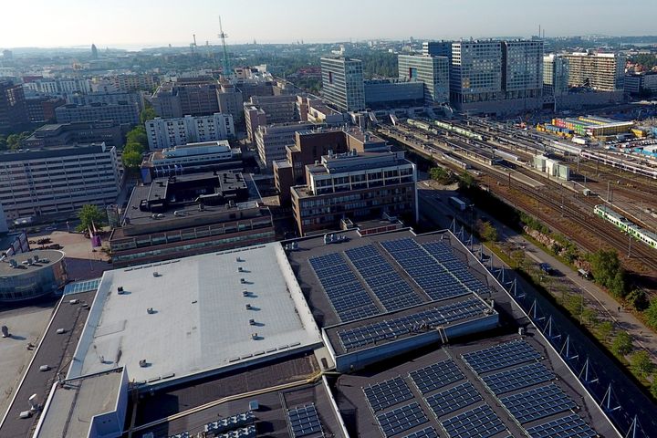År 2019 lät Helen bygga ett av Helsingfors största solkraftverk på taket till Mässcentrum, och anläggningen utvidgades år 2020. Mässcentrum köpte solkraftverket av Helen i början av maj.