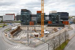 Rakennustyömaa, jossa keskeneräinen kymmenkerroksinen rakennus ja nosturi, sijaintina Kalevantien ja Kupittaan aseman läheisyys.