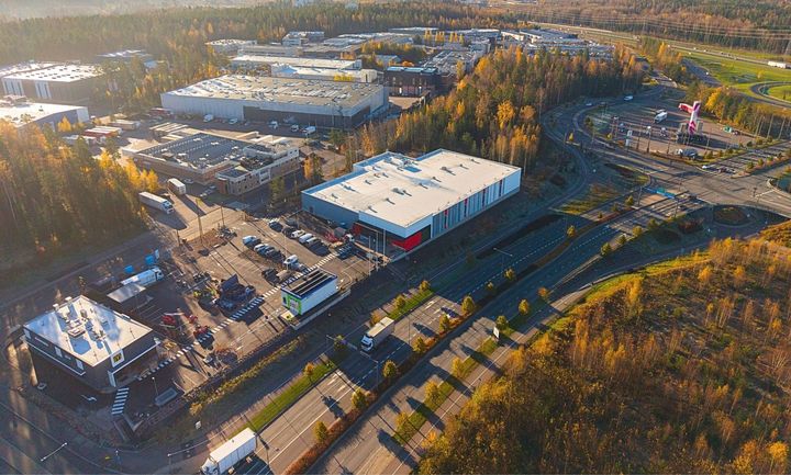 Hartelan Vantaan Kivistöön kehittämä ja toteuttama palvelukeskittymä kokoaa saman katon äärelle Tokmannin, McDonald’sin ja Neste Easy Wash -autopesun.