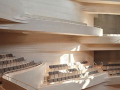 Konserttisalin puupinnat ja niiden geometria ovat tärkeä osa akustista kokonaisuutta. Salin seinissä on yli 300 kuusipuista elementtiä, joiden muotoilu palvelee salin akustiikkaa.