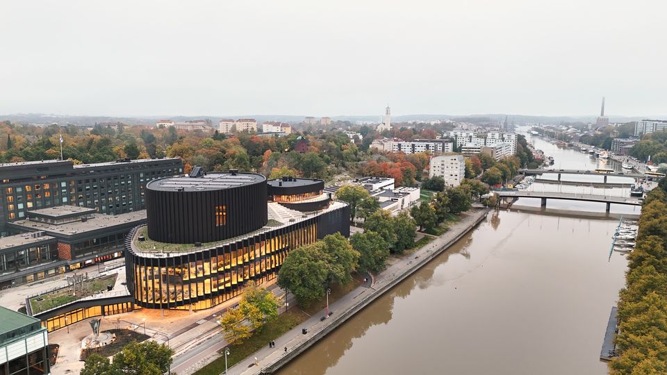 Turun musiikkitalo Fuuga täydentää Aurajoen varren kulttuurirakennusten kokonaisuutta ja toimii Turun filharmonisen orkesterin uutena kotina. Marc Goodwin, Archmospheres Photography
