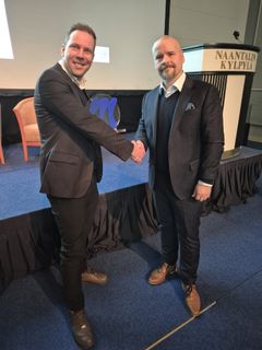 Jaakko Lipponen, MSK Plast Oy, vastaanottaa Vuoden Ruiskuvalaja pystin Marko Koljoselta