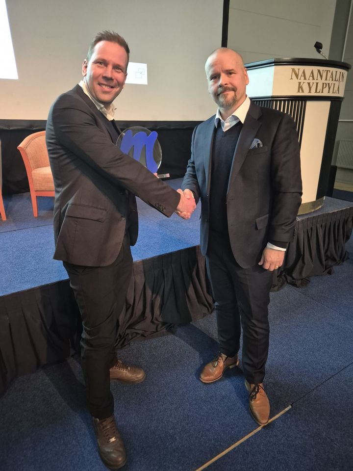 Jaakko Lipponen, MSK Plast Oy, vastaanottaa Vuoden Ruiskuvalaja pystin Marko Koljoselta