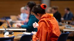 Julkinen seminaari, jonka osallistujia on kuvattu viistosti takaapäin tekemässä muistiinpanoja.