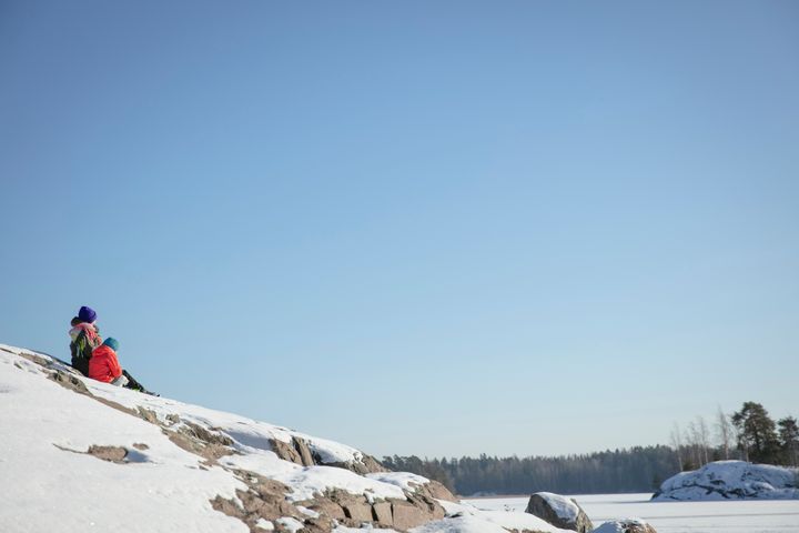 Talvinen maisemakuva meren äärellä