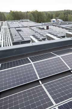 Hesburgerin Kaarinan keskusvarasto ja tehdas on aurinkopaneelien peitossa. Suomen mittakaavassa suuri aurinkosähkövoimala imee auringosta energiaa 860 paneelin voimalla. Voimalan tuotto on 258 kWp.