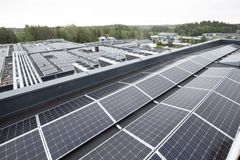 Hesburgerin Kaarinan keskusvarasto ja tehdas on aurinkopaneelien peitossa. Suomen mittakaavassa suuri aurinkosähkövoimala imee auringosta energiaa 860 paneelin voimalla. Voimalan tuotto on 258 kWp.