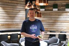 "Suomessa tuntuu selvästi olevan kebab-buumi päällä”, Döner Hesekebab ja Gyroksen kehityspäällikkö Tatu Alho hymyilee.
