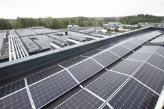 Hesburgerin keskusvarasto ja tehdas Kaarinassa on aurinkopaneelien peitossa. Suomen mittakaavassa suuri aurinkosähkövoimala ottaa auringosta energiaa 860 paneelin voimalla. Voimalan tuotto on 258 kWp.