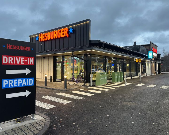 Uusi Hesburger Seppälä Drive-in sijaitsee osoitteessa Ahjokatu 2, 40320 Jyväskylä.