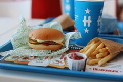 Juustohampurilainen, ranskalaiset ja virvoitusjuoma.