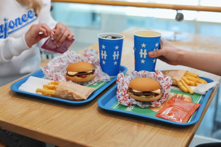 Hesburger on ottanut käyttöön palvelun, jossa asiakkaat voivat koostaa hampurilaisensa omien mieltymystensä mukaisesti.