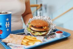 Megahampurilainen, ranskalaiset ja virvoitusjuoma.