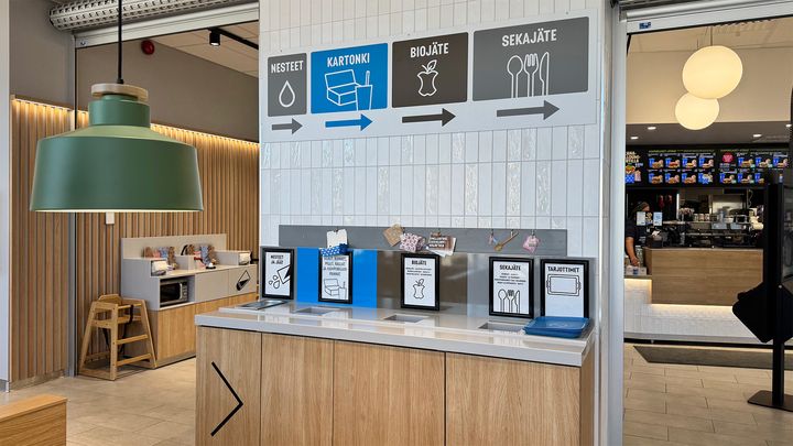 Hesburger panostaa uusien lajittelupisteiden helppokäyttöisyyteen visuaalisin keinoin, kuten selkeillä kuvilla ja väreillä sekä konkreettisilla roskamalleilla.