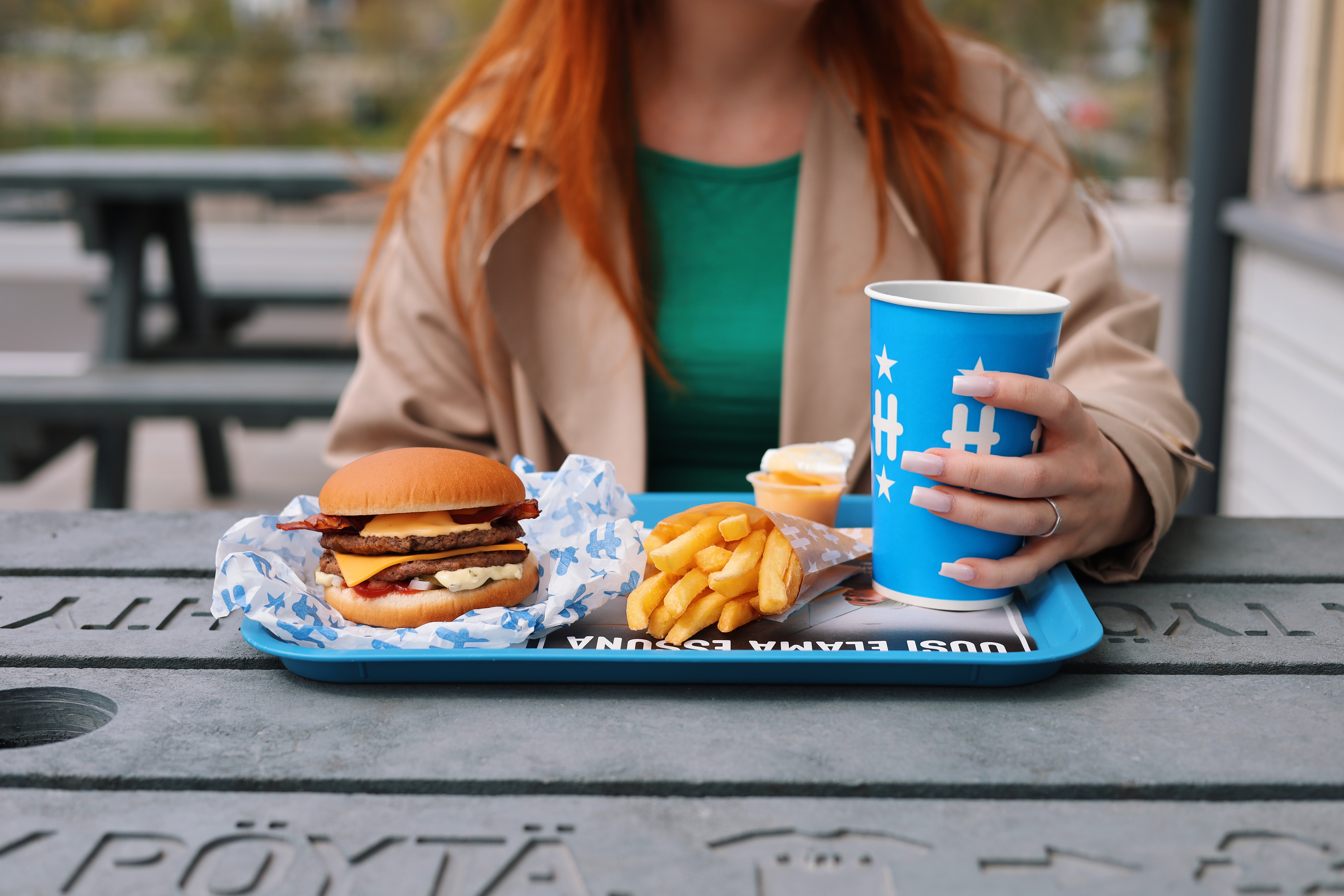 Hesburger kierrättää kuljetuslaatikot tarjottimiksi ja työvaatteet pöydiksi