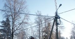Kupariverkon purkamisen myötä niin sanotut puhelinlangat katoavat tienvarsilta, vaikka sähköjohtoja teiden varsille yhä jääkin. Korvaavat kaapeli-, kuitu- ja mobiiliyhteydet kulkevat joko maan alla tai langattomasti.