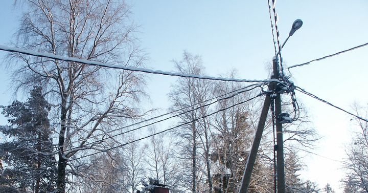 Kupariverkon purkamisen myötä niin sanotut puhelinlangat katoavat tienvarsilta, vaikka sähköjohtoja teiden varsille yhä jääkin. Korvaavat kaapeli-, kuitu- ja mobiiliyhteydet kulkevat joko maan alla tai langattomasti.