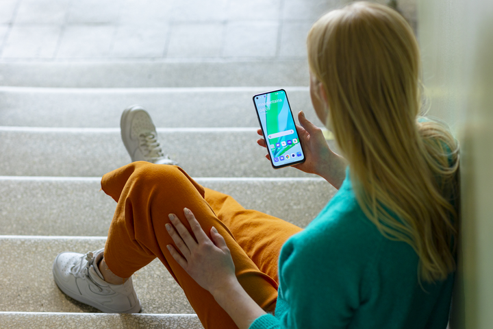 Starting from the Children’s Rights Week until the end of 2023, DNA’s used phone marketplace, Vaihtokapula, will donate 10 euros from each sold phone to the development and operation of the Apuu chat service.