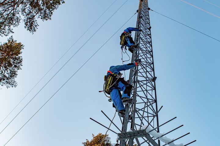 DES-ratkaisussa sähköverkon tuottamaa ylimääräistä energiaa varastoidaan mobiiliverkon vara-akkuihin.