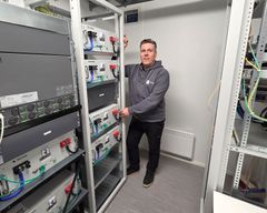 DNA Tower Finlandin teknologiasta vastaava Jere Tuominen tarkastaa yhtiön laitetiloihin asennettuja akkuja.