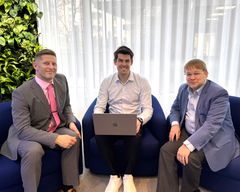 DNA Tower Finlandin Antti Koskinen (vas.) keskustelee Distributed Energy Storage -ratkaisusta  Elisa Industriqin Snorre Solvangin ja Jukka-Pekka Salmenkaidan kanssa.