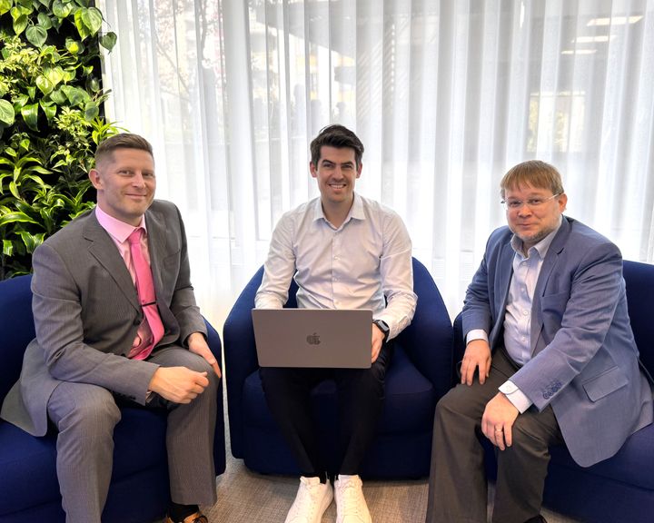 DNA Tower Finlandin Antti Koskinen (vas.) keskustelee Distributed Energy Storage -ratkaisusta Elisa Industriqin Snorre Solvangin ja Jukka-Pekka Salmenkaidan kanssa.