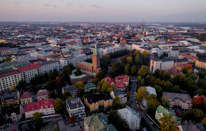 DNA toteuttaa laajan kuituinvestoinnin, jossa yhtiö tuo valokuidun kaikkiin nykyisiin asiakastaloyhtiöihin vuoteen 2028 mennessä. Kuvassa Helsingin kantakaupunkia.
