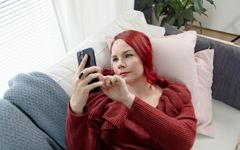 DNA:n teettämän Digitaalinen elämä -kyselytutkimuksen mukaan netin ja puhelimen äärellä vietettyä aikaa rajoittaa 27 prosenttia suomalaisista, mikä on viisi prosenttiyksikköä enemmän kuin vuosi sitten.