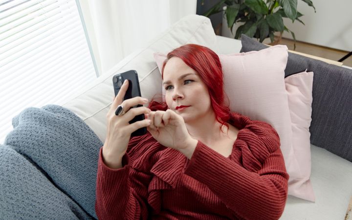DNA:n teettämän Digitaalinen elämä -kyselytutkimuksen mukaan netin ja puhelimen äärellä vietettyä aikaa rajoittaa 27 prosenttia suomalaisista, mikä on viisi prosenttiyksikköä enemmän kuin vuosi sitten.