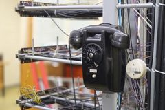 Vanhassa kupariverkon ristikytkentätilassa oli nähtävissä varsin vanhaa lankapuhelintekniikkaa.