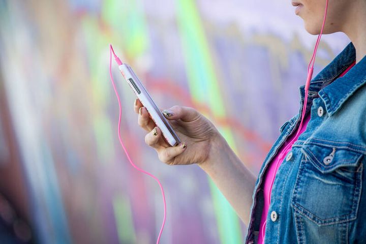 DNA:n huhtikuun myyntitilastot osoittavat keskihintaluokan 5G-älypuhelimien säilyttäneen vahvan asemansa suomalaisten suosikkeina.