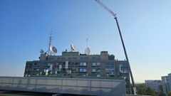 DNA on uusinut Helsingin Itä-Pasilassa, Asemapäällikönkatu 3:n kiinteistön katolla sijaitsevat vanhat satelliittiantenninsa.