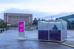 DNA ja Suojellaan Lapsia ry tekevät ilmiön näkyväksi Helsingin Kansalaistorilla 10. syyskuuta alkaen installaatiolla, joka havainnollistaa hätkähdyttävällä tavalla lapsiin verkossa kohdistuvan häirinnän mittakaavaa.